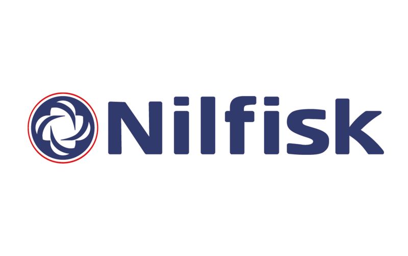 Logo der Marke Nilfisk, das aus dem Schriftzug "Nilfisk" in blauer Schrift besteht, begleitet von einem stilisierten, rot-weißen Symbol, das einen spiralförmigen Luftstrom darstellt.